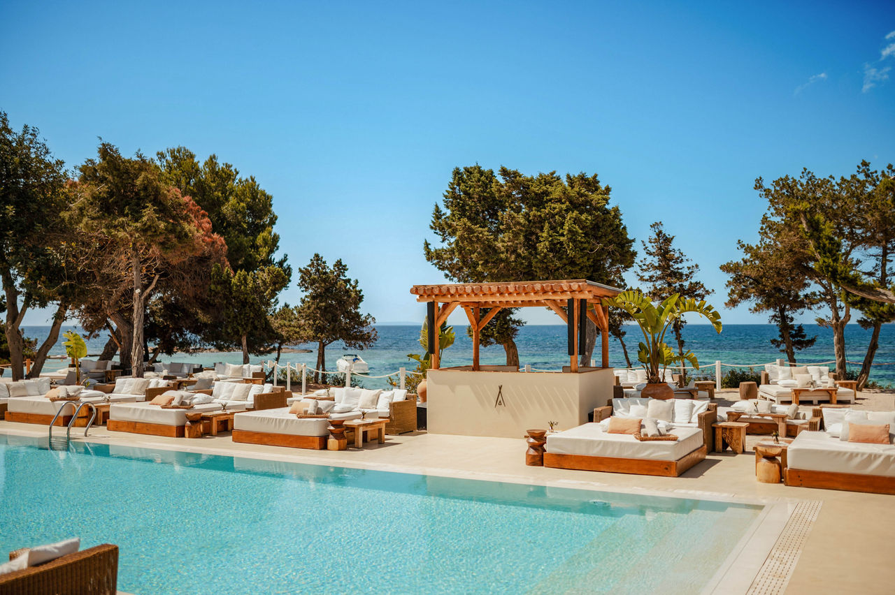 //www.jet2holidays.com/-/media/assets/product images - custom overview groups/ibz/me ibiza/me ibiza co2.jpeg